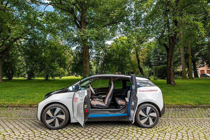 Jihlavský magistrát zkouší, jak se jezdí elektromobilním BMW.