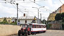 Nakládka tramvaje v Olomouci na cestu do Jihlavy.