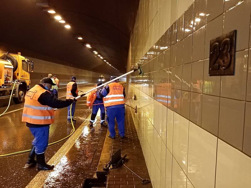 V jihlavském tunelu na frekventované trase, státní silnici I/38, je víkendová úplná uzavírka. Dělníci a technici provádějí údržbu. Děje se tak jednou za rok.