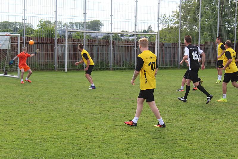 Krajské kolo Zaměstnanecké ligy Deníku v Polné ovládl tým Agrostroj Pelhřimov (žluté dresy).
