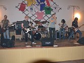 Členové kapely Rozvalenej diferák se znají již roky. Většina z nich totiž bydlí  kolem Opatova u Jihlavy, kde také skupina zkouší. Hraje většinou na zábavách v okolních vesnicích nebo třeba i na oslavách narozenin.