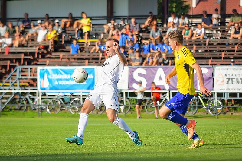 Ve středečním utkání prvního kola MOL Cupu zvítězili fotbalisté Jihlavy (ve žlutých dresech) na stadionu divizního Žďáru nad Sázavou (v bílém) 4:2.