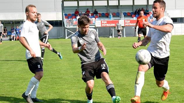Cíl v podobě postupu do divize dokázali fotbalisté Pelhřimova (v bílých dresech) splnit. Nyní je čeká další těžký úkol, ve čtvrté nejvyšší soutěži se také udržet.