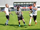 Cíl v podobě postupu do divize dokázali fotbalisté Pelhřimova (v bílých dresech) splnit. Nyní je čeká další těžký úkol, ve čtvrté nejvyšší soutěži se také udržet.