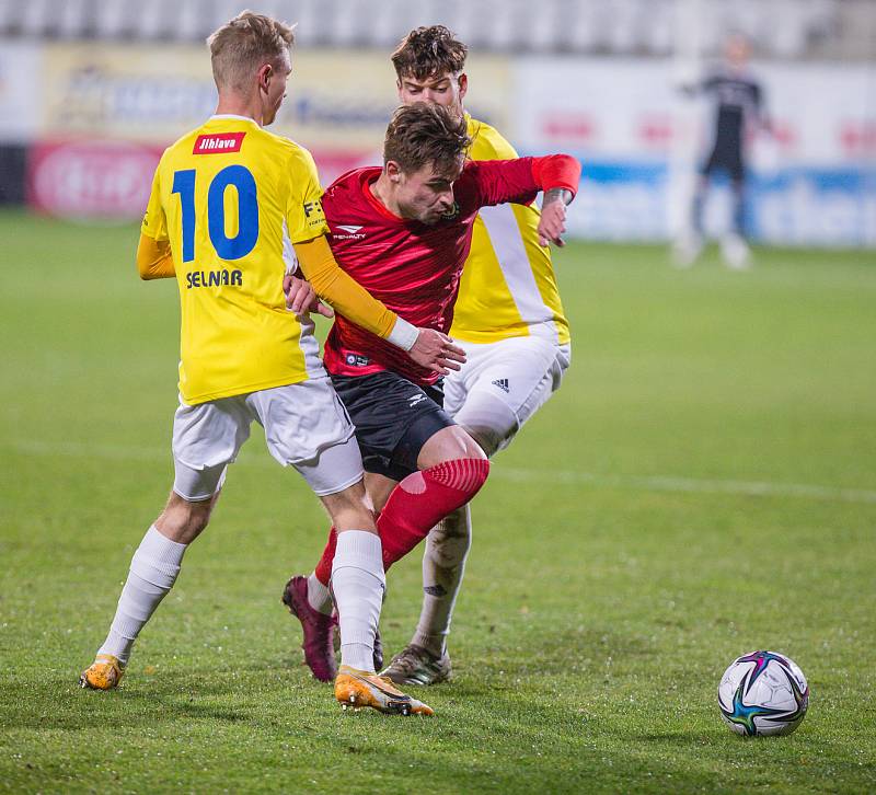 Jihlavští fotbalisté (ve žlutém) se ve čtrnáctém kole FORTUNA:NÁRODNÍ LIGY utkali na domácím hřišti s Vyškovem.