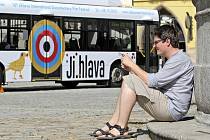 Také letos bude na linkách jihlavské MHD jezdit trolejbus lákající na již šestnáctý Mezinárodní festival dokumentárních filmů Jihlava. Trolejbus představil ředitel festivalu Marek Hovorka (na snímku).