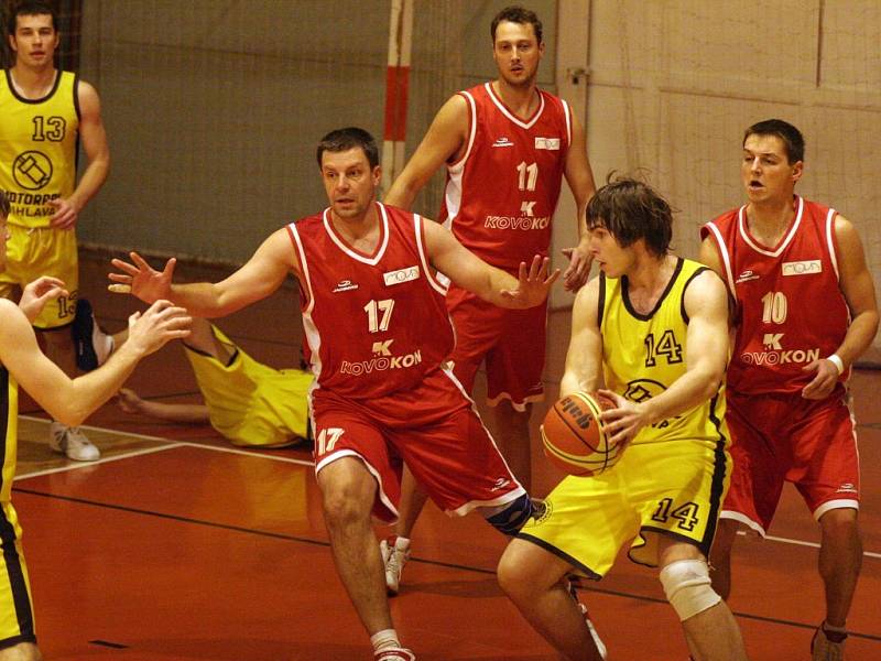 V obklíčení. Přesně tak by jihlavští basketbalisté (s číslem 14 Ondřej Schober) dopadli, kdyby o víkendu oba zápasy prohráli. Skoro by je obklíčila sestupová pohroma. 