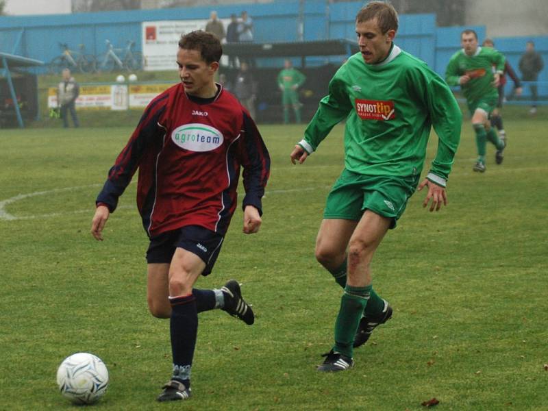 Fotbalisté Vrchoviny (v červeném Petr Michal) hrají v Havlíčkově Brodě (v zeleném Martin Pertl) existenční zápas. Vyhrají na půdě už jistého vítěze soutěže?