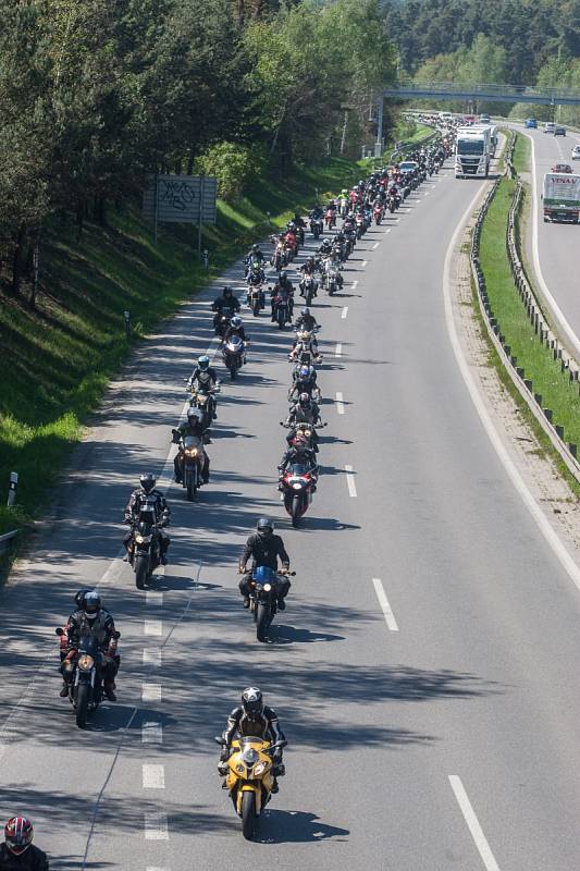 Motorkáři se rozloučili se zesnulým kolegou poslední jízdou.