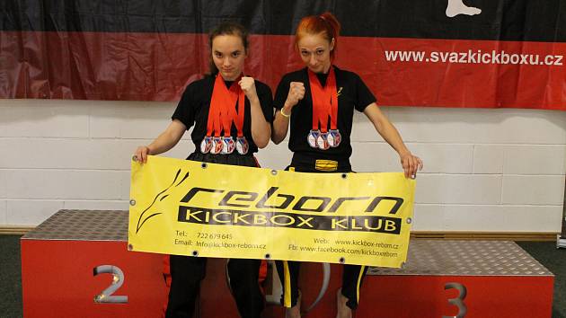 Medailové žně. Reborn klub byl úspěšný. Medaile na krku Žanety Tomkové (vlevo) a Johanky Káčerové to potvrzují.