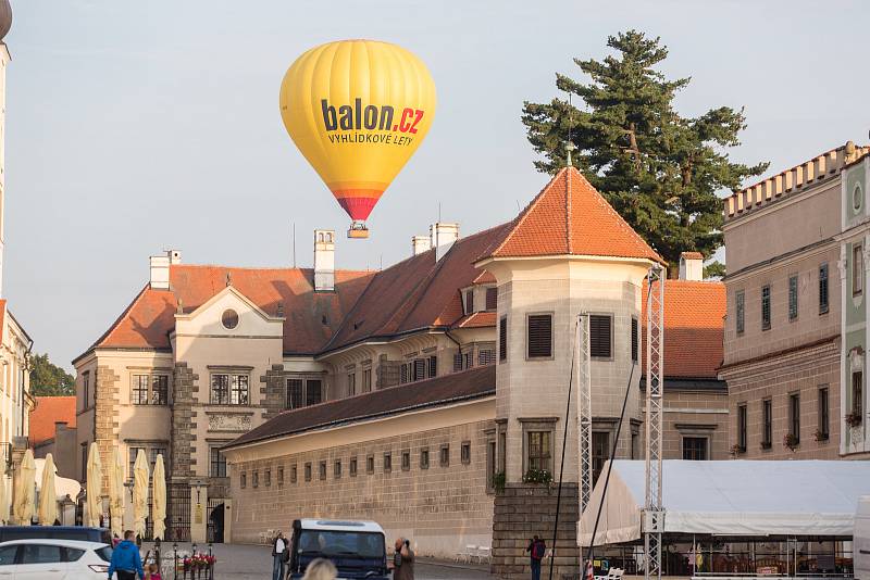 Horkovzdušné balony startovaly 25. srpna z telčského Náměstí Zachariáše z Hradce.