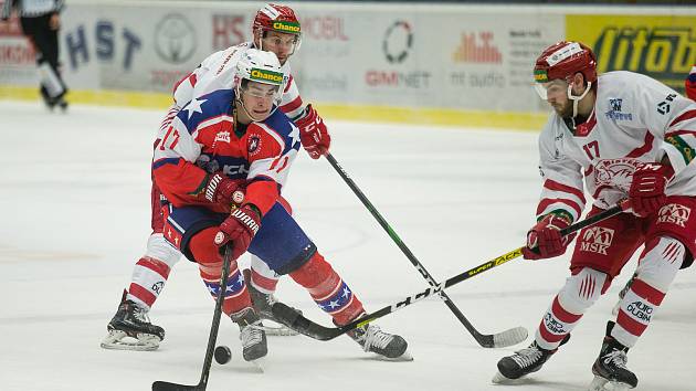 Třebíčští hokejisté (v červenomodrém) zakončili základní část duelem v Kolíně. Už ve čtvrtek vstoupí do předkola play-off.