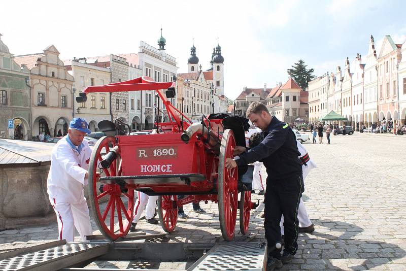 Majitelé veteránů se sjeli na Náměstí Zachariáše z Hradce do Telče.