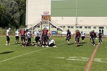 V semifinálovém duelu ligy amerického fotbalu hráči Vysočina Gladiators (v černém) zdolali Nitra Knights a postoupili do Czech Bowlu.