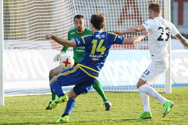 Jihlavští fotbalisté ani po reprezentační přestávce nepřesvědčili. V sobotním duelu proti Slovácku předvedli hodně matný výkon a po bezbrankové remíze ještě hlouběji zabředli do sestupového bahna.