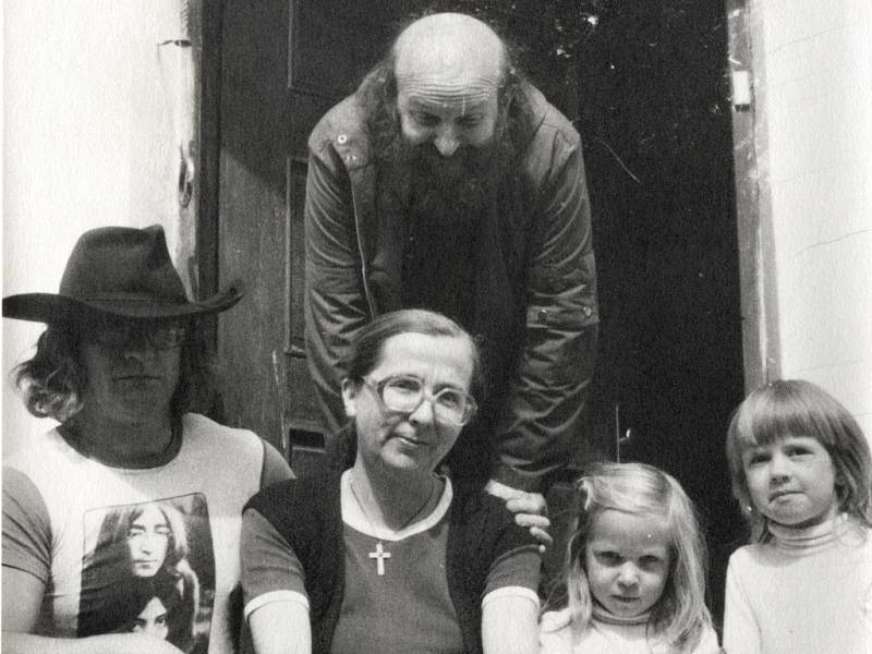 Na dobovém snímku jsou Jirousovi v osmdesátých letech minulého století. Zleva Ivan Martin, Juliana a dcery Marta a Františka. Nahoře rodinný přítel a rovněž básník Nikolaj Stankovič.