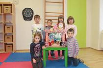 Na fotografii jsou žáci 1. třídy Základní školy v Urbanově. V letošním roce nastoupilo 6 prvňáků. Příště představíme prvňáky ze Základní školy v Kamenici.