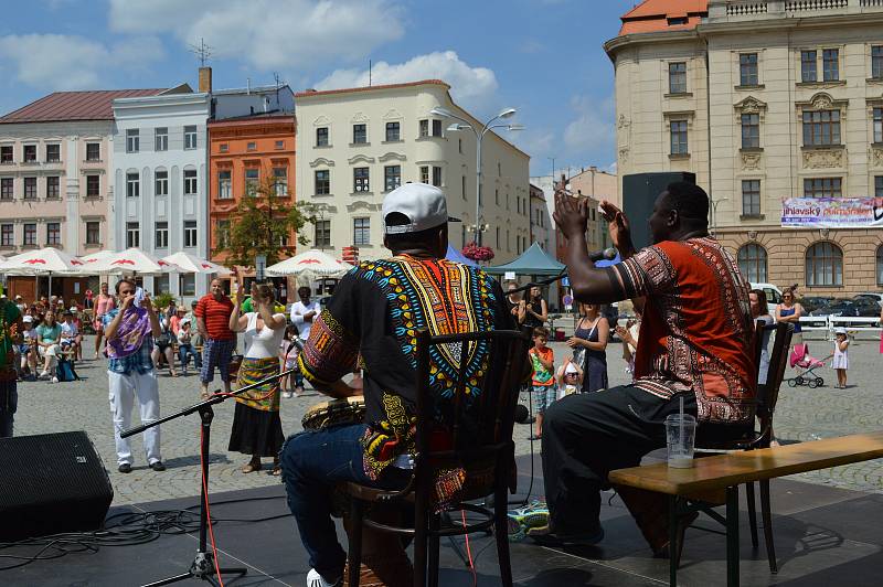 Druhý ročník multikulturního festivalu přilákal v sobotu na jihlavské Masarykovo náměstí řadu zvědavců. K vidění zde byly ukázky hudby a tance z různých koutů světa, jako  je Mexiko, Sýrie, Srbsko, Itálie i Afrika. Cílem celé akce bylo ukázat dětem i dosp