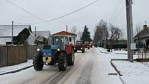 Třešticí projížděl peloton traktorů.