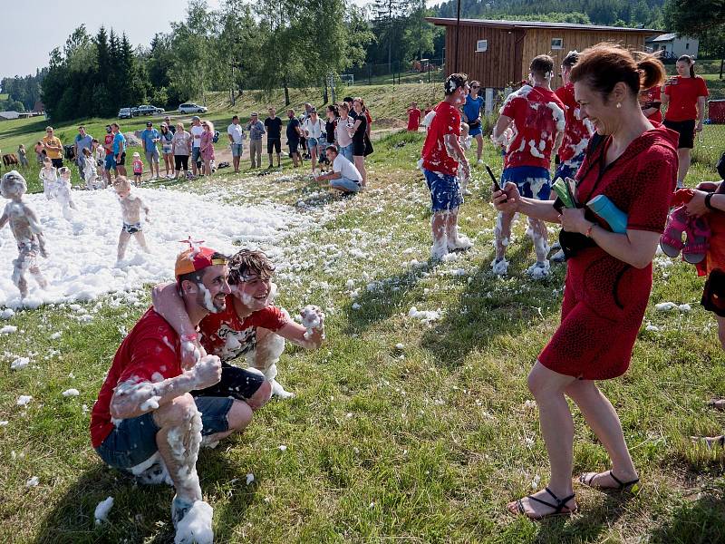 Děti v Cejli se bavily na olympiádě, na konec si užily pěnovou párty.