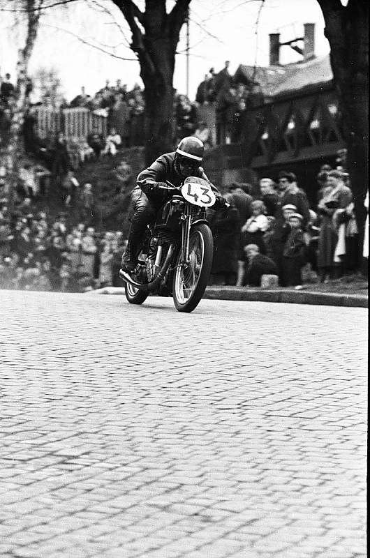 Motocyklový závod v krajské Jihlavě v roce 1954. V něm se představily ty největší hvězdy českého motocyklového sportu.