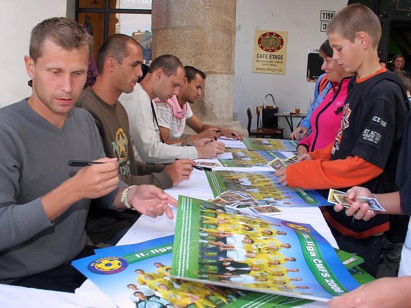 Druholigoví fotbalisté FC Vysočina rozdávali na autogramiádě své podpisy.