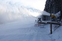 Sněhová děla se na Šacberku nezastavila ani ve středu. Ve čtvrtek sjezdovku vyzkoušejí první lyžaři.