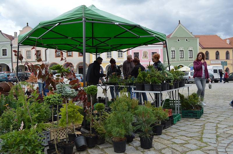 Čokoláda, jahody, med, koření, ale také bylinky, košíky či šperky. To vše si v sobotu mohli pořídit návštěvníci tradičních farmářských trhů v Telči.