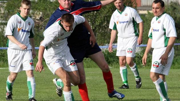 Fotbalisté Rantířova jsou sice v tomto momentu v početní převaze, ale na hřišti kralovala Stará Říše. Soupeře deklasovala pěti góly. 