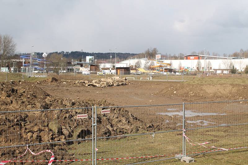 Stavba jihlavského pumptracku se v druhé polovině března na necelý týden zastavila kvůli návratu zimy.