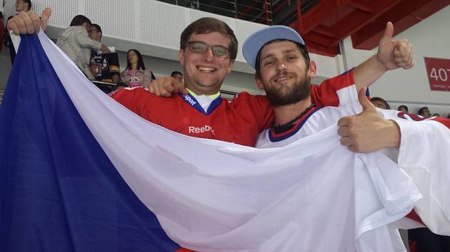 Jakub Kvasnička (vlevo) s kamarádem v českých dresech a s vlajkou přímo na stadionu.