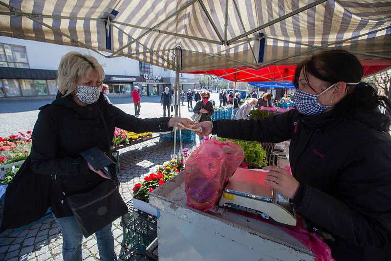 Farmářské trhy na Masarykově náměstí dne 20. dubna 2020 v Jihlavě.