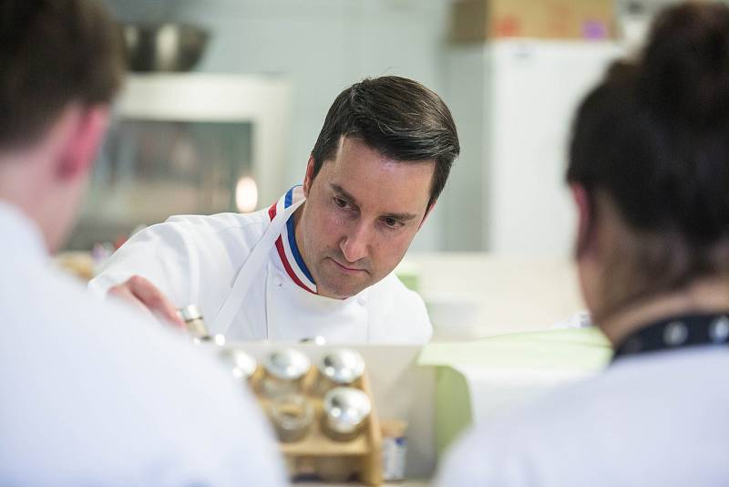 Francouzský šéfkuchař Philippe Mille, držitel dvou michelinských hvězd učil vařit studenty gastronomie na Vysočině.