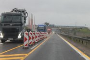 Řidiči jedoucí od Jihlavy směrem na dálnici musí aktuálně počítat s dopravním omezením, na přivaděči pracují dělníci.