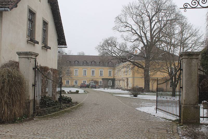 Novorenesanční zámek v Rantířově během minulého režimu chátral, nyní vypadá krásně.