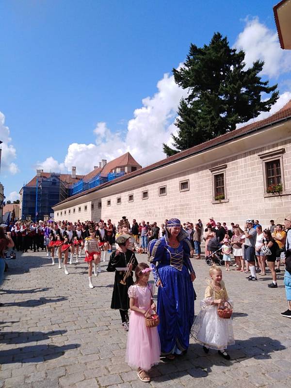 Sobotní část Historických slavností Zachariáše z Hradce a Kateřiny z Valdštejna v Telči přinesla bohatý program. Hlavní částí byl historický průvod.