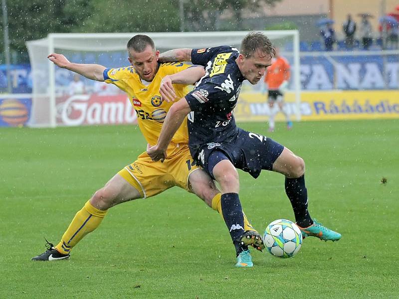 Obránce Tomáš Marek (vlevo při jarním duelu se Slováckem) byl už potřetí během tohoto roku vyloučen.