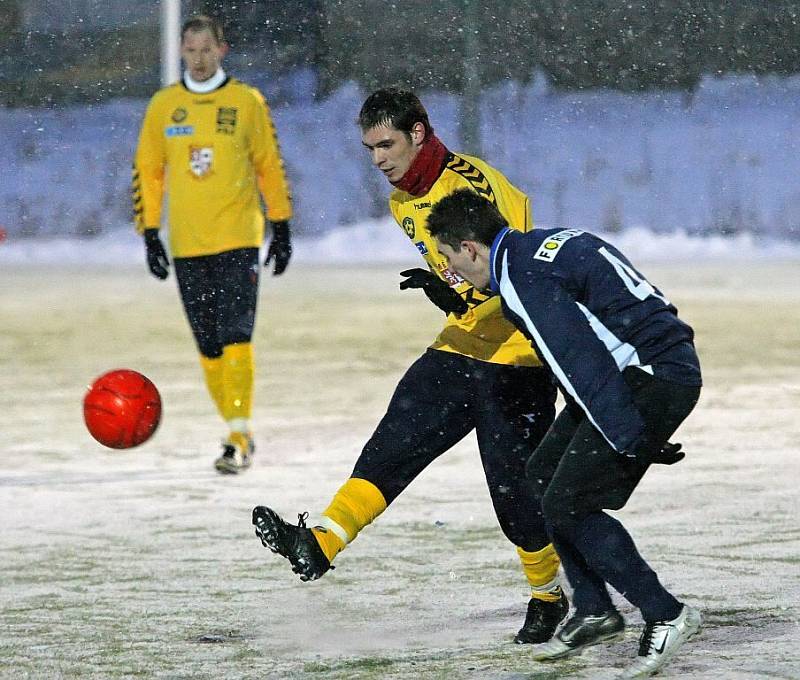 Fotbalisté FC Vysočina (ve žlutém) se v posledním utkání před odjezdem na italské soustředění střetli s divizním týmem HFK Třebíč. Celý zápas doprovázelo silné sněžení, ale i přesto bylo k vidění pár pěkných akcí, především ze strany Jihlavy. 