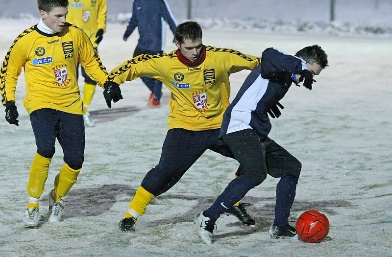 Fotbalisté FC Vysočina (ve žlutém) se v posledním utkání před odjezdem na italské soustředění střetli s divizním týmem HFK Třebíč. Celý zápas doprovázelo silné sněžení, ale i přesto bylo k vidění pár pěkných akcí, především ze strany Jihlavy. 