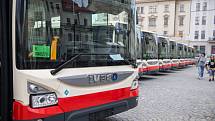Jihlavský dopravní podnik vystavil na Masarykově náměstí své nové moderní autobusy vybavené klimatizací, Wi-Fi a usb nabíječkami.