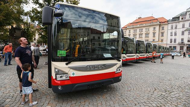 Dopravní podnik města Jihlavy vyhlásil, že se mění nasazení, aby sedmdesát procent z kilometrů ujetých autobusy MHD zvládla devítka vozů Iveco Urbanway s klimatizací.