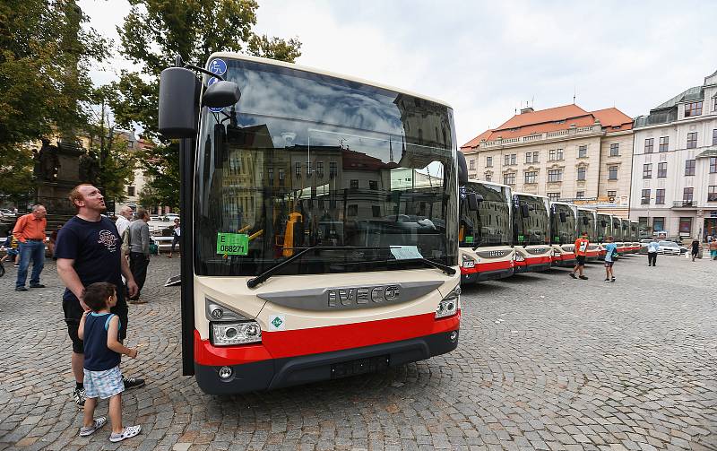 Dopravní podnik města Jihlavy vyhlásil, že se mění nasazení, aby sedmdesát procent z kilometrů ujetých autobusy MHD zvládla devítka vozů Iveco Urbanway s klimatizací.