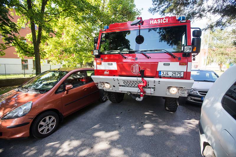 Špatně zaparkovaná auta brání v průjezdu hasičským vozům.