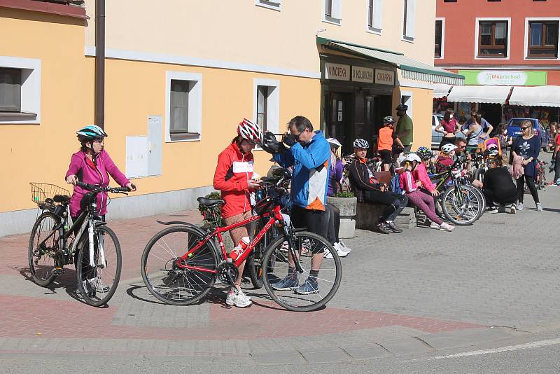 Cyklostezka z krajského města do Luk nad Jihlavou byla o víkendu plná lidí.