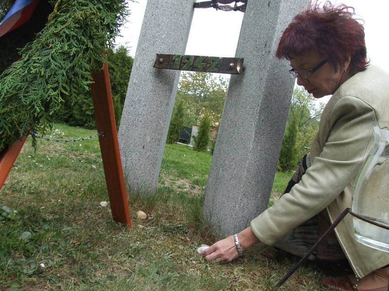 Účastníci pokládali podle židovského obyčeje pod památník s šesticípou hvězdnou kamínky.