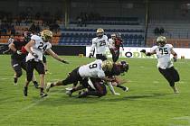 Vysočina Gladiators zůstávají i po šestém kole nejvyšší soutěže amerického fotbalu neporažení. V televizním utkání zdolali na svém stadionu Znojmo Knights jednoznačně 49:6.