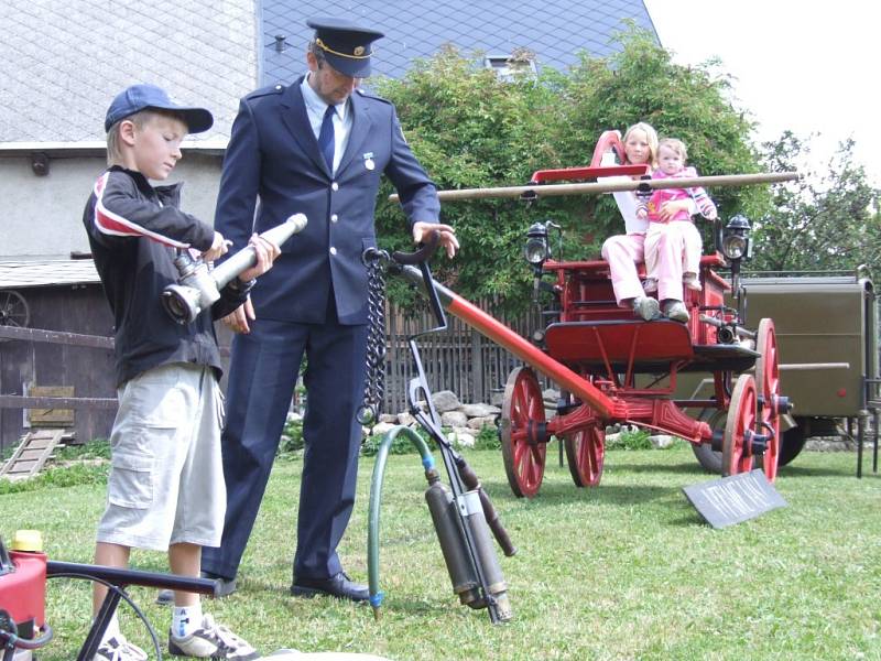Historický hasičský vůz byl k vidění ve Studnicích při oslavách výročí založení sboru a obce.
