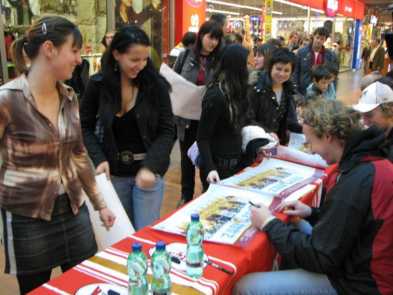 Nedělní autogramiáda jihlavské Dukly v prostorách City Parku Jihlava 