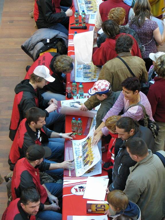 Nedělní autogramiáda jihlavské Dukly v prostorách City Parku Jihlava 