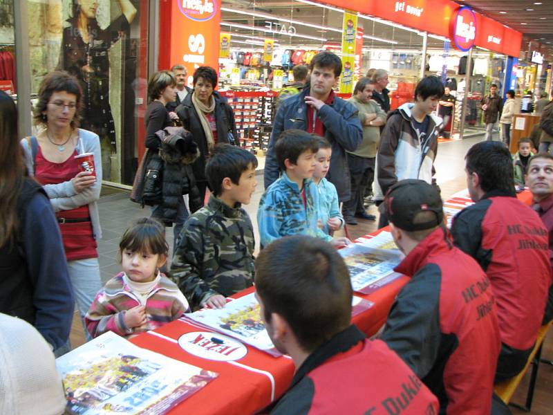 Nedělní autogramiáda jihlavské Dukly v prostorách City Parku Jihlava 